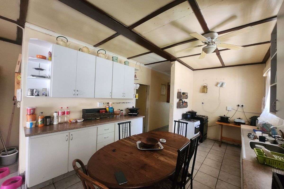 This spacious 3-bedroom home with a double garage and separate flat offers endless potential - Photo 5