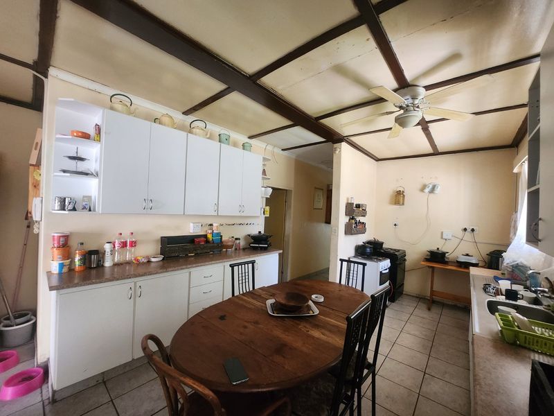 This spacious 3-bedroom home with a double garage and separate flat offers endless potential - Photo 5