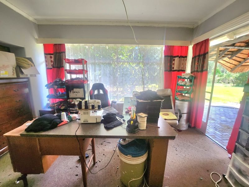 This spacious 3-bedroom home with a double garage and separate flat offers endless potential - Photo 7