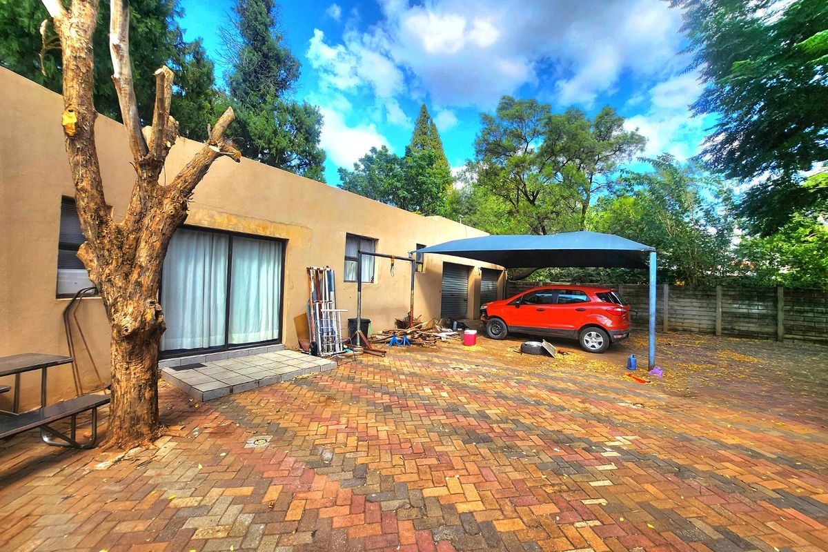 This spacious 3-bedroom home with a double garage and separate flat offers endless potential - Photo 2