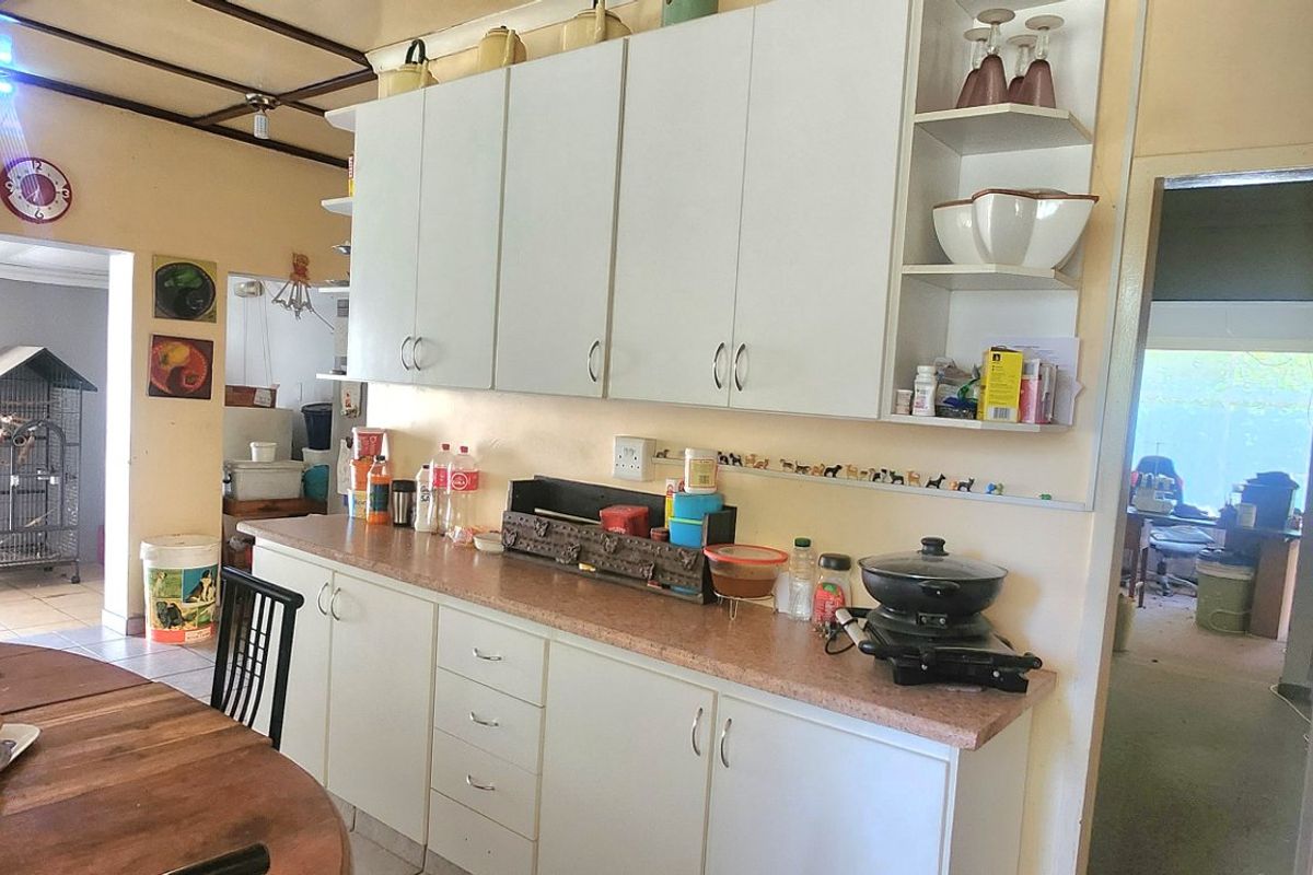 This spacious 3-bedroom home with a double garage and separate flat offers endless potential - Photo 4