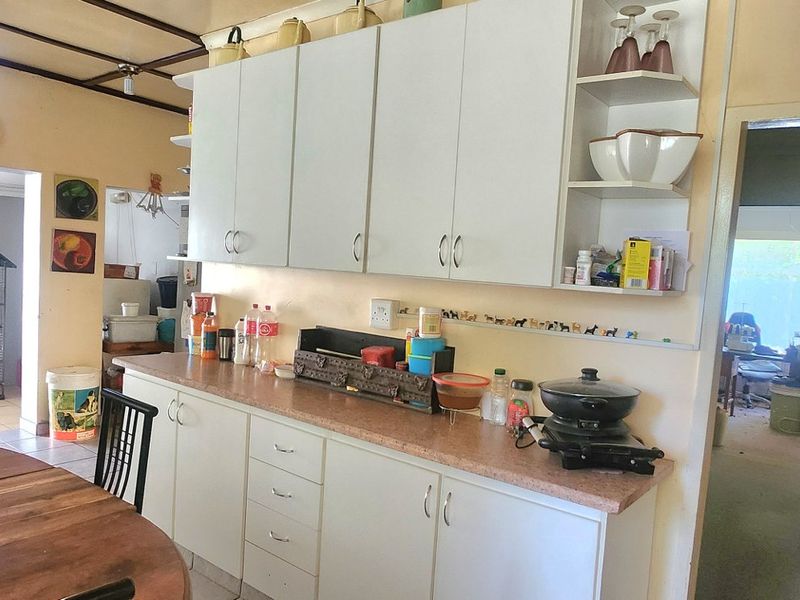 This spacious 3-bedroom home with a double garage and separate flat offers endless potential - Photo 4