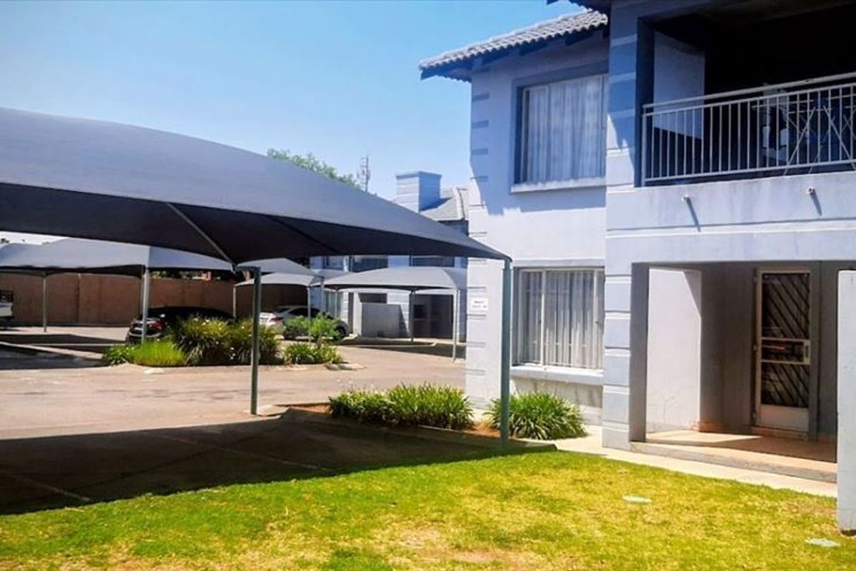 Charming 2-Bedroom Home with Pool and Modern Comforts - Photo 3