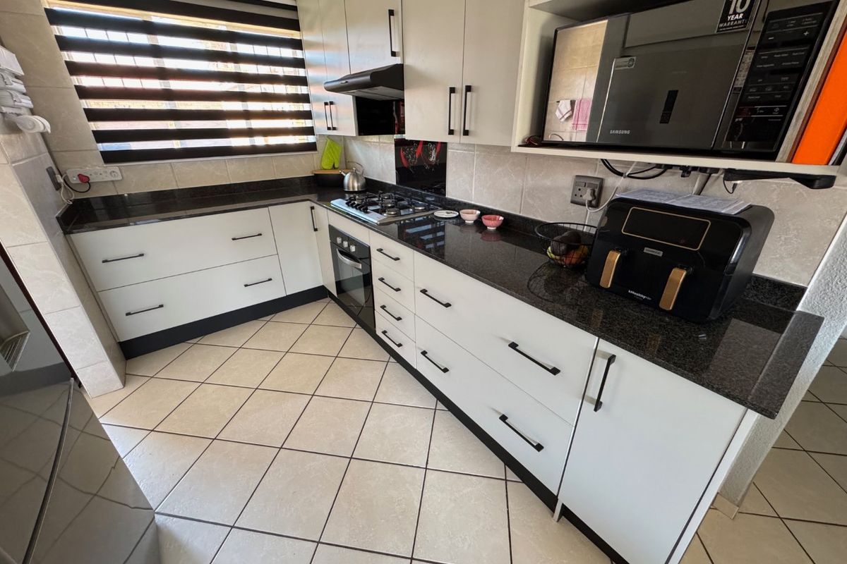 Spacious 3-Bedroom Family Home with Modern Comforts - Photo 4