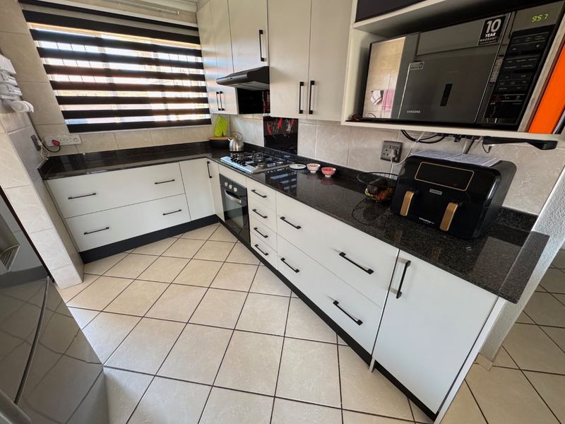 Spacious 3-Bedroom Family Home with Modern Comforts - Photo 4