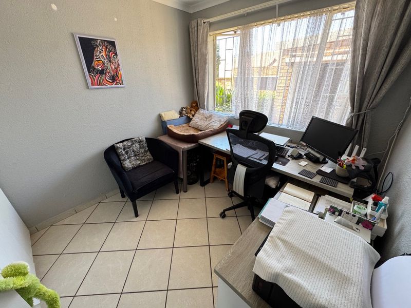 Spacious 3-Bedroom Family Home with Modern Comforts - Photo 10