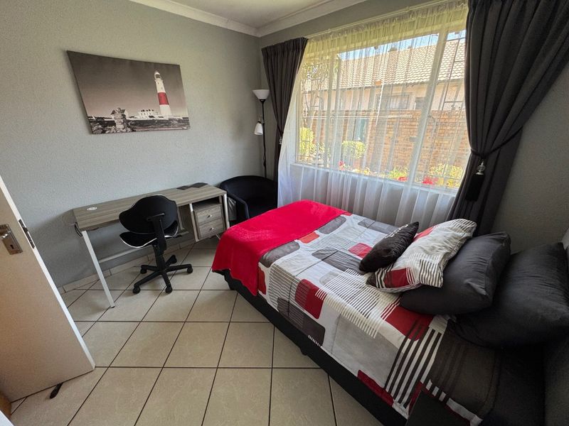 Spacious 3-Bedroom Family Home with Modern Comforts - Photo 8