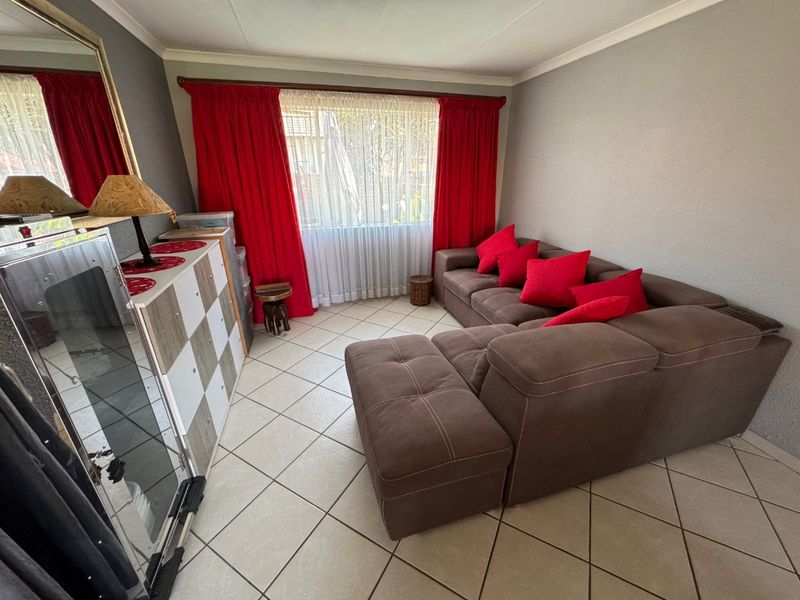 Spacious 3-Bedroom Family Home with Modern Comforts - Photo 6