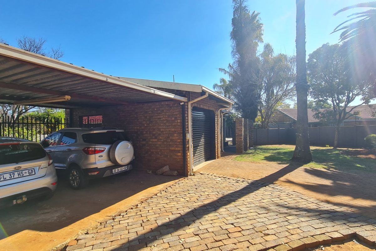 3 Bedroom Property For Sale In Rooihuiskraal  - Photo 3