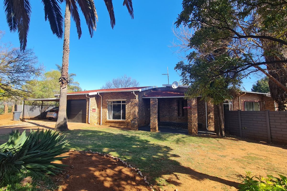 3 Bedroom Property For Sale In Rooihuiskraal  - Photo 4