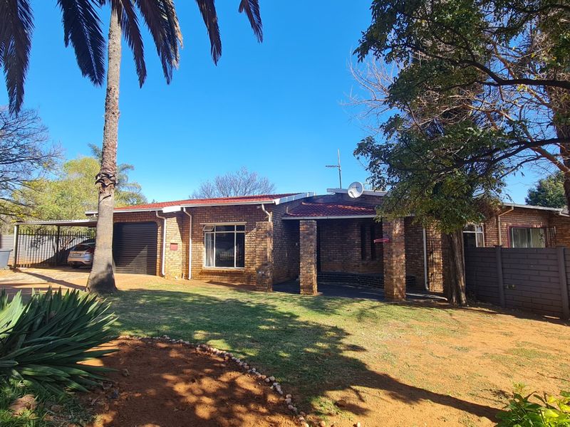 3 Bedroom Property For Sale In Rooihuiskraal  - Photo 4