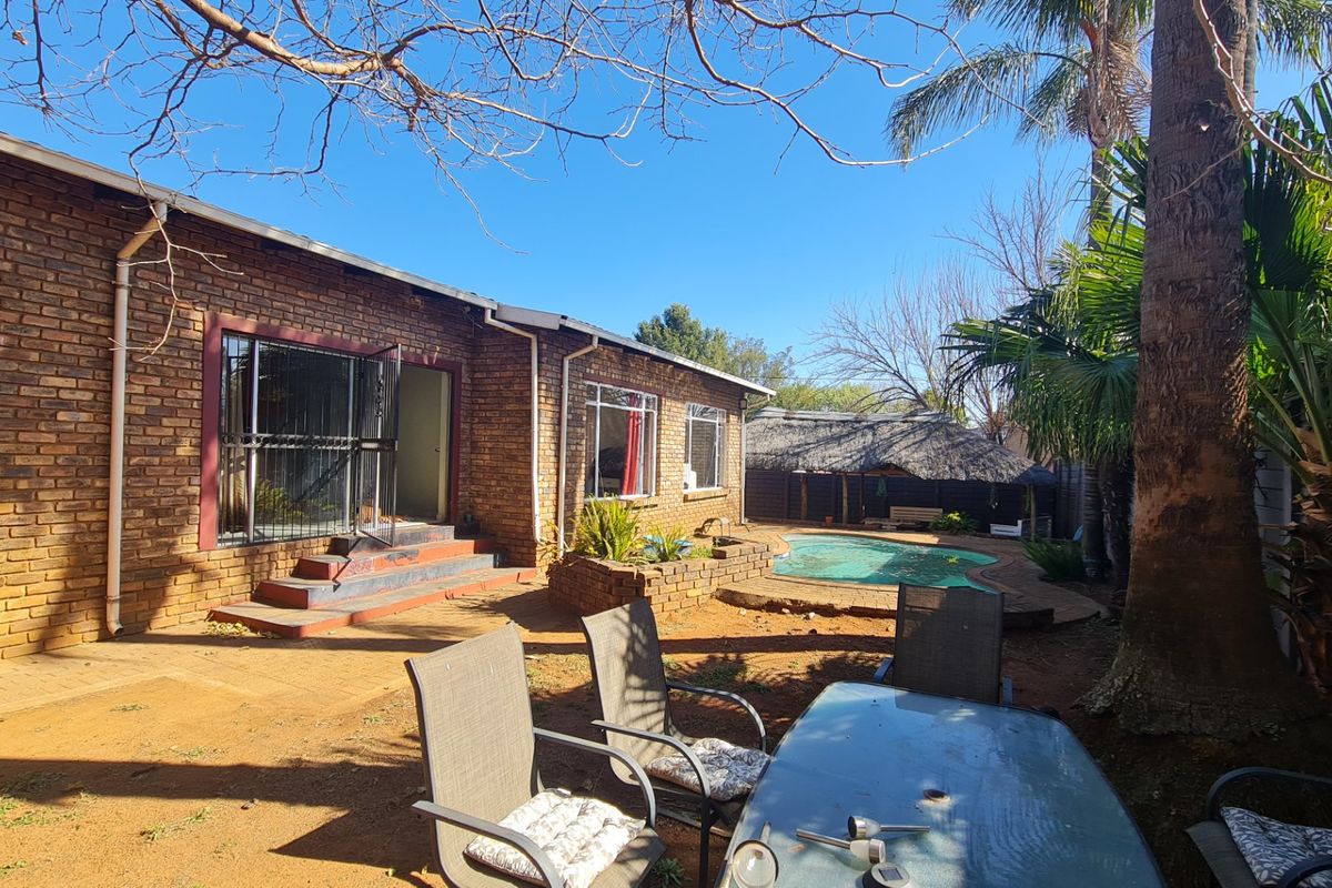 3 Bedroom Property For Sale In Rooihuiskraal  - Photo 5