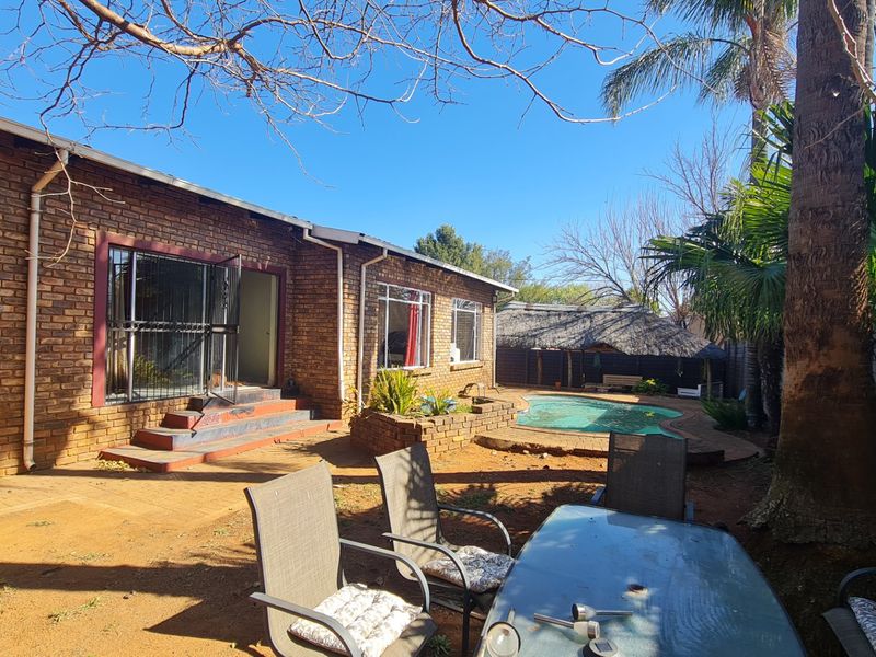 3 Bedroom Property For Sale In Rooihuiskraal  - Photo 5