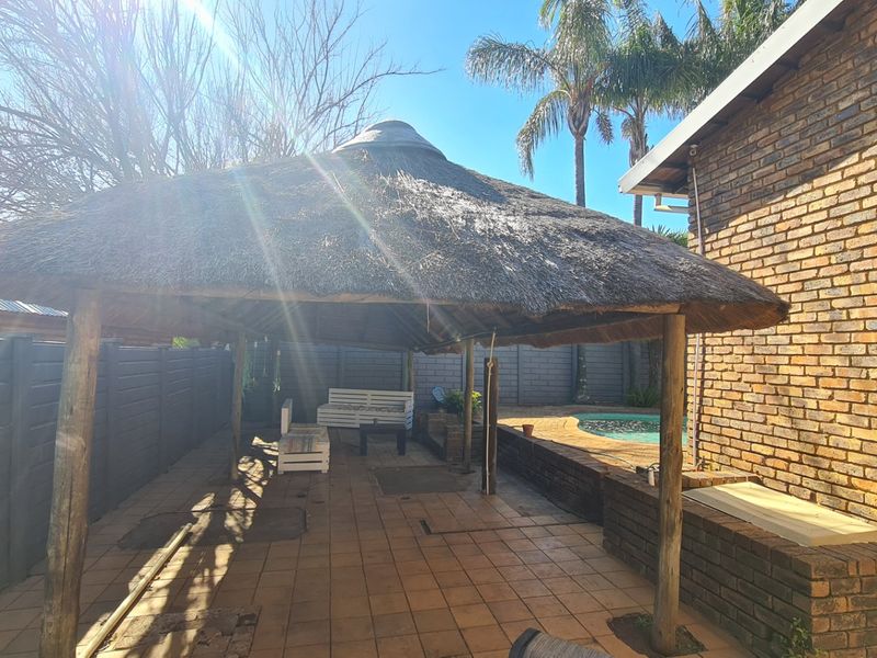 3 Bedroom Property For Sale In Rooihuiskraal  - Photo 8