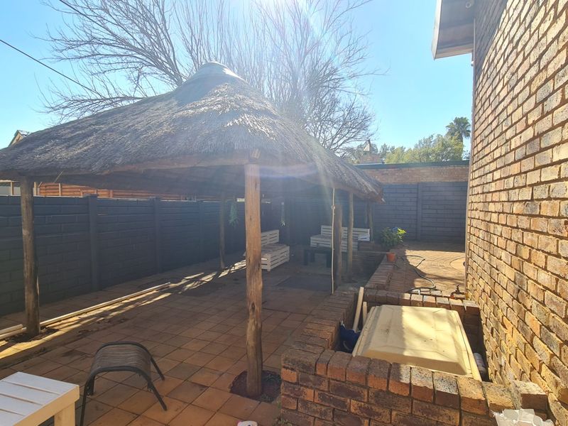 3 Bedroom Property For Sale In Rooihuiskraal  - Photo 7