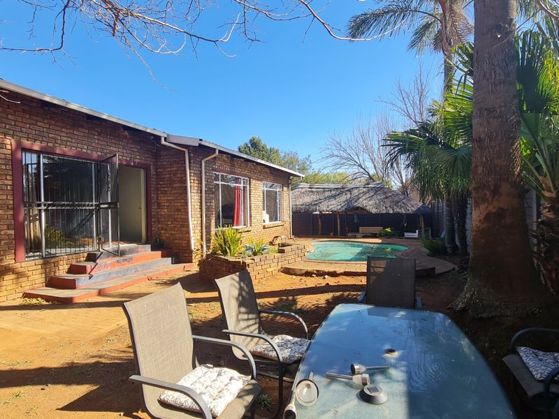 3 Bedroom Property For Sale In Rooihuiskraal  - Photo 6