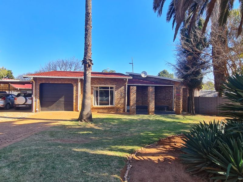 3 Bedroom Property For Sale In Rooihuiskraal  - Photo 1