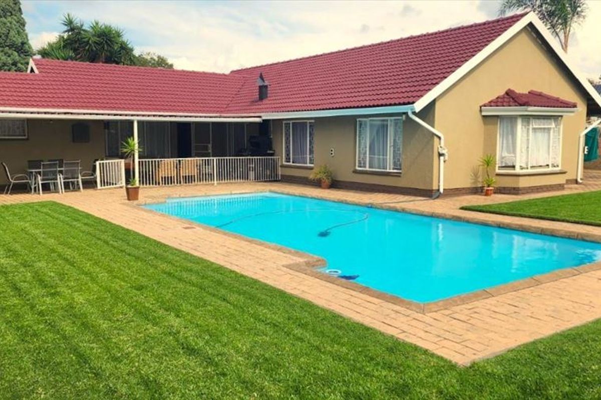 Spacious 3-Bedroom Home with Study, Pool & Staff Quarters - Photo 3