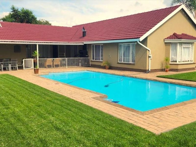 Spacious 3-Bedroom Home with Study, Pool & Staff Quarters - Photo 3