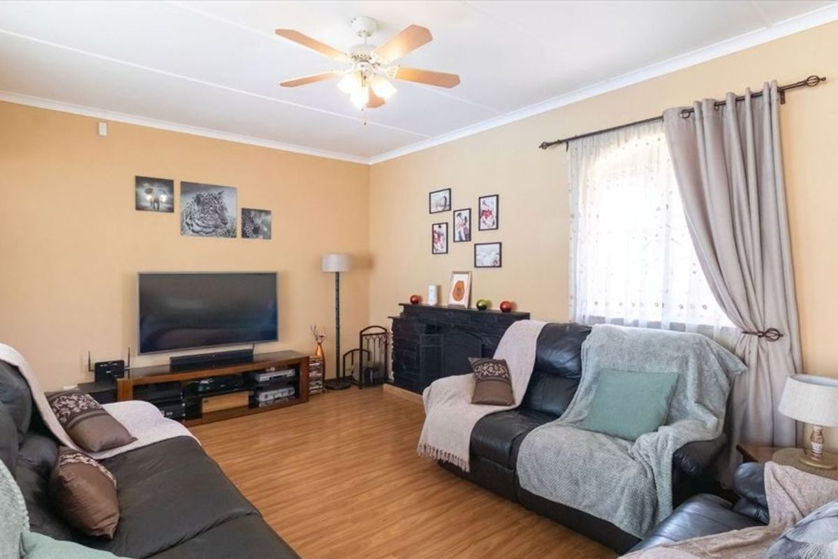 Spacious 3-Bedroom Home with Study, Pool & Staff Quarters - Photo 2