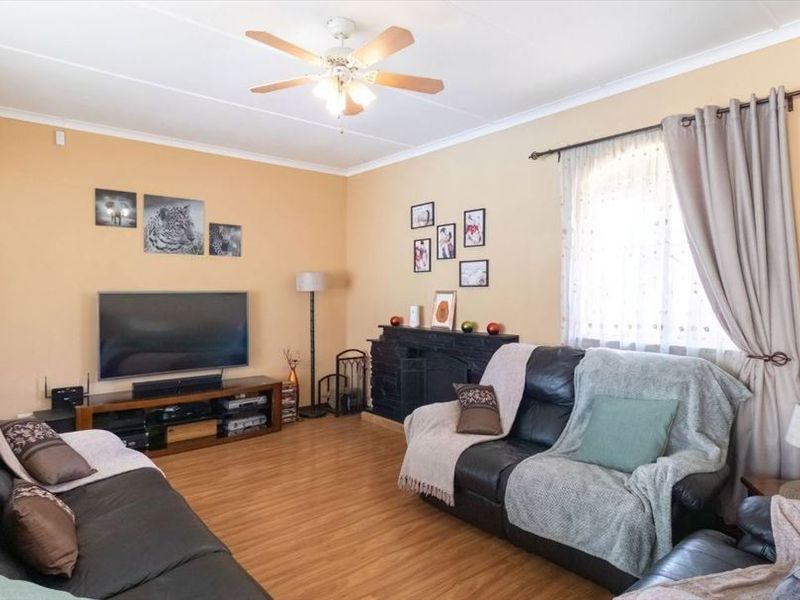 Spacious 3-Bedroom Home with Study, Pool & Staff Quarters - Photo 2