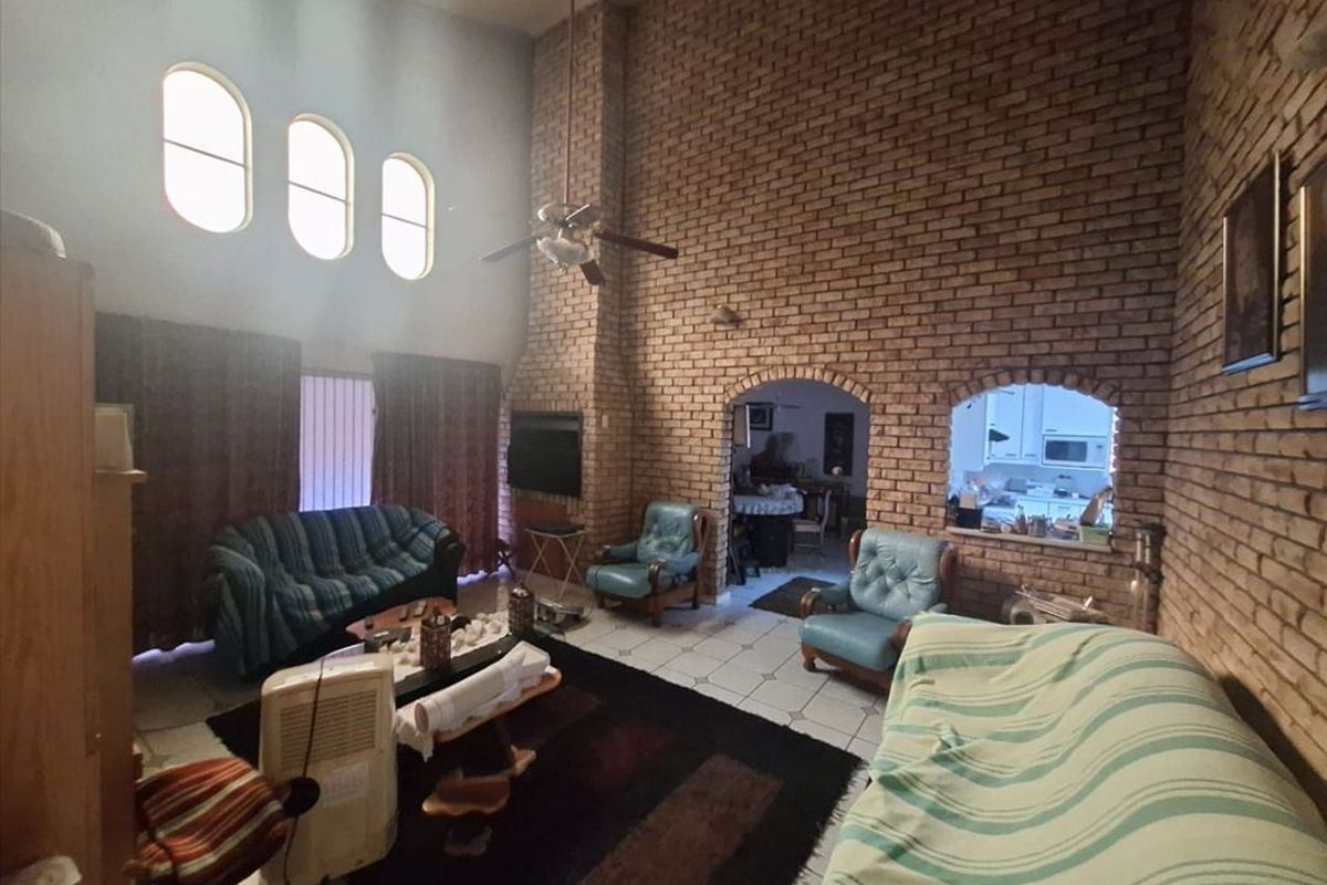 Elegant 3-Bedroom Home with Study, Staff Quarters & Ample Parking - Photo 2