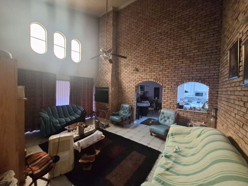 Elegant 3-Bedroom Home with Study, Staff Quarters & Ample Parking - Photo 2