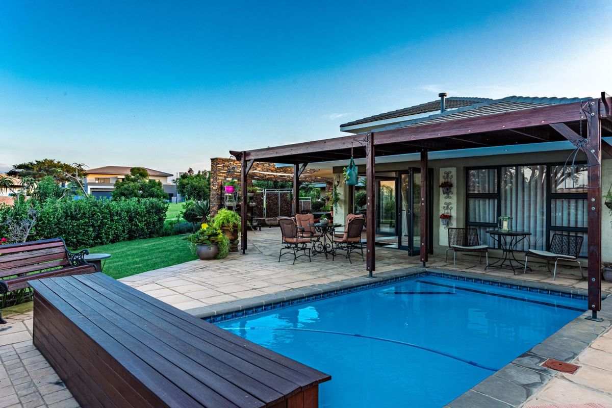 Beautiful 3 Bedroom Lombardy House - Photo 2