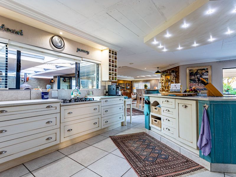 Beautiful 3 Bedroom Lombardy House - Photo 10