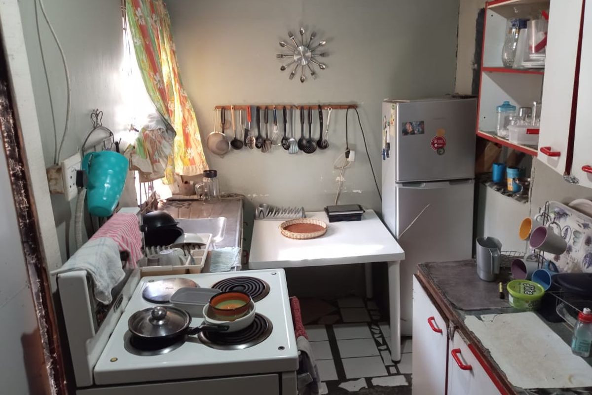 Cozy 3 bedroom family home, 10 minuts from the Stellenbosch arterial. Close to Airport mall - Photo 4