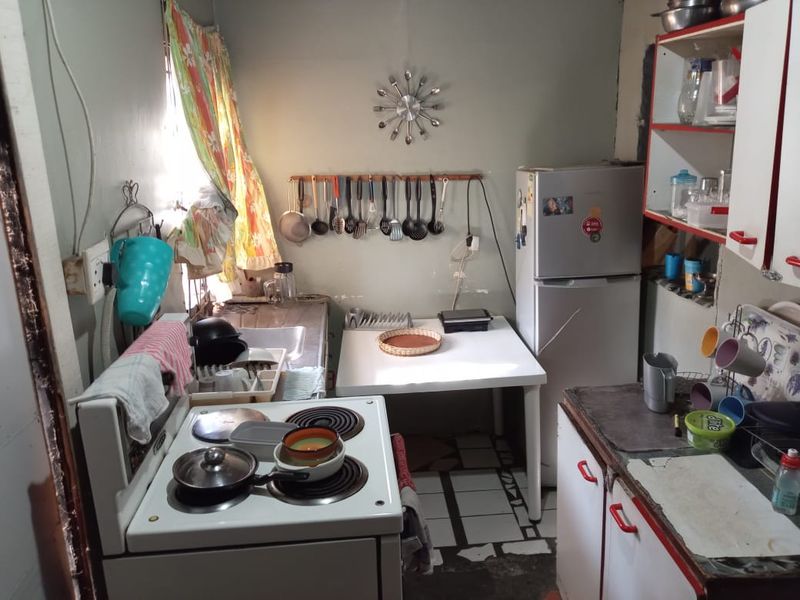 Cozy 3 bedroom family home, 10 minuts from the Stellenbosch arterial. Close to Airport mall - Photo 4