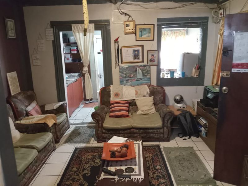 Cozy 3 bedroom family home, 10 minuts from the Stellenbosch arterial. Close to Airport mall - Photo 6