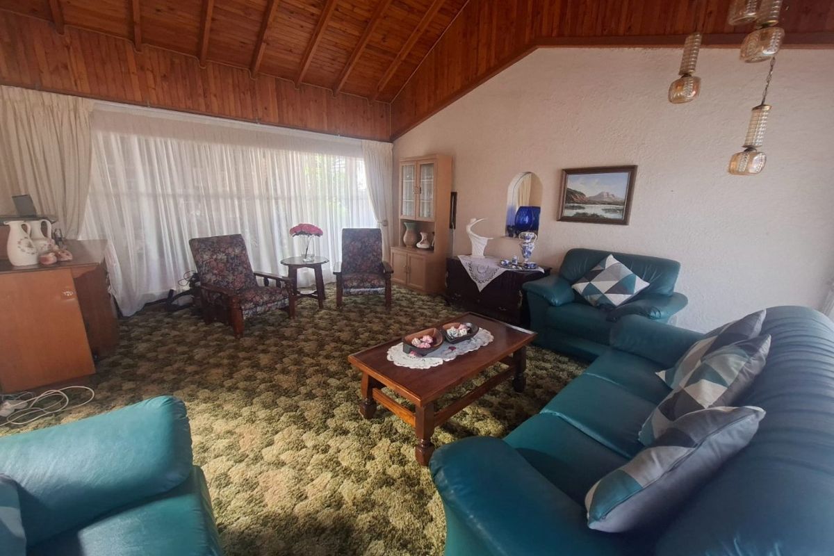 3 Bedroom Family Home with 2 Flats for sale in La Hoff - Photo 5