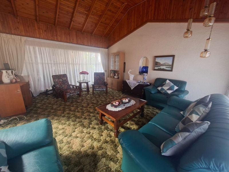 3 Bedroom Family Home with 2 Flats for sale in La Hoff - Photo 5