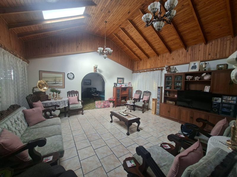 3 Bedroom Family Home with 2 Flats for sale in La Hoff - Photo 2