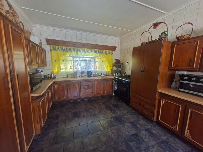 3 Bedroom Family Home with 2 Flats for sale in La Hoff - Photo 8