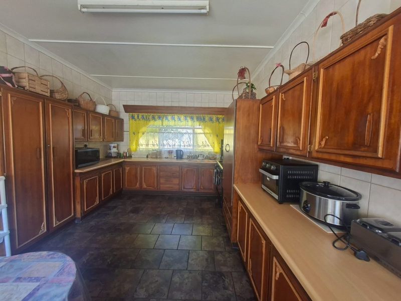 3 Bedroom Family Home with 2 Flats for sale in La Hoff - Photo 7