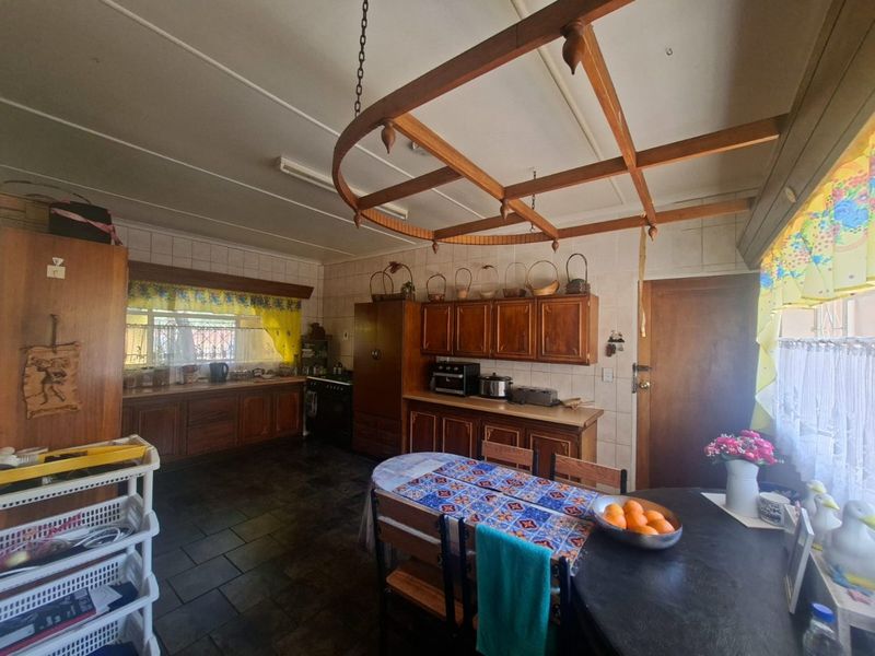 3 Bedroom Family Home with 2 Flats for sale in La Hoff - Photo 6