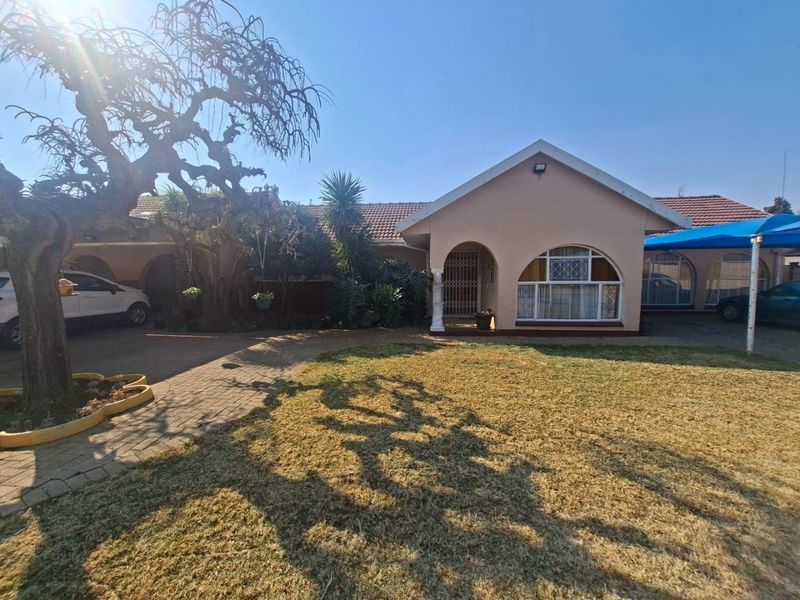 3 Bedroom Family Home with 2 Flats for sale in La Hoff - Photo 1
