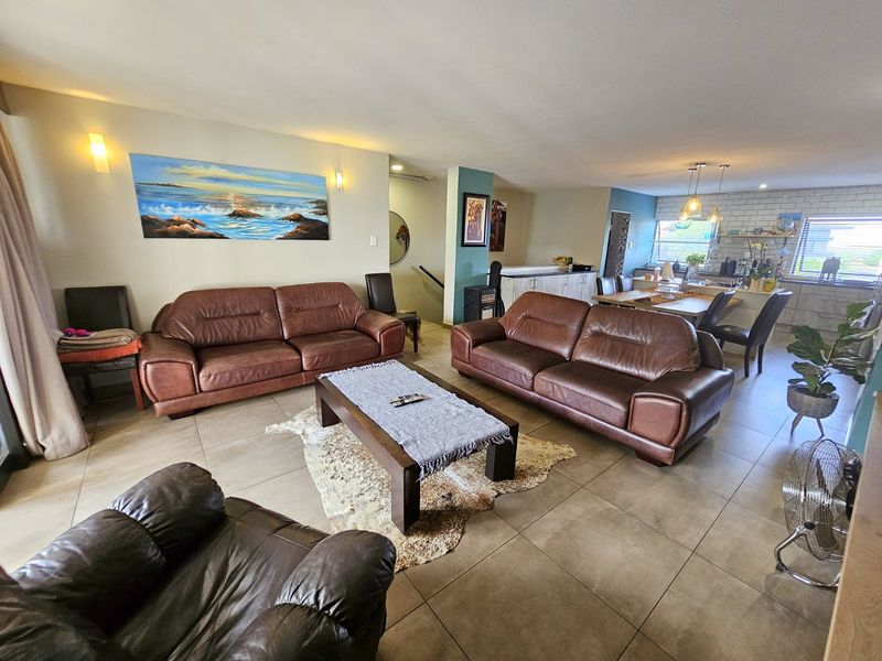 INVESTMENT PROPERTY:  ULTRA-MODERN BOUTIQUE HOME WITH 3 BEDROOMS AND 4 SECURE PARKINGS - Photo 4