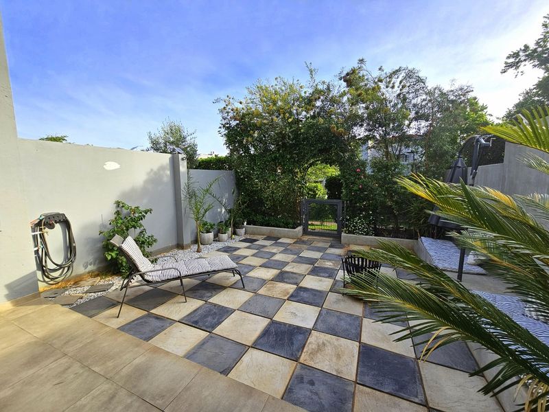 INVESTMENT PROPERTY:  ULTRA-MODERN BOUTIQUE HOME WITH 3 BEDROOMS AND 4 SECURE PARKINGS - Photo 9