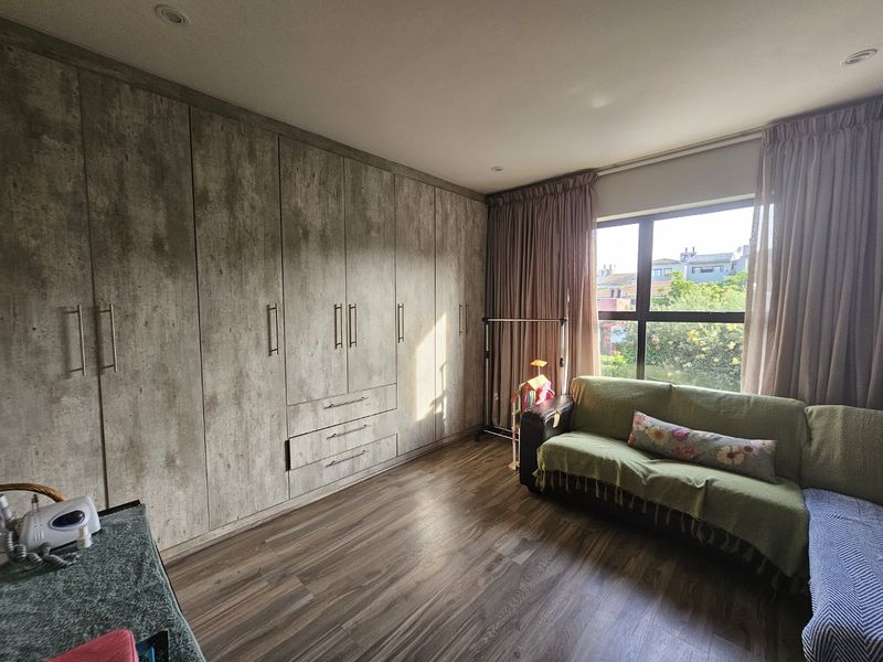 INVESTMENT PROPERTY:  ULTRA-MODERN BOUTIQUE HOME WITH 3 BEDROOMS AND 4 SECURE PARKINGS - Photo 7