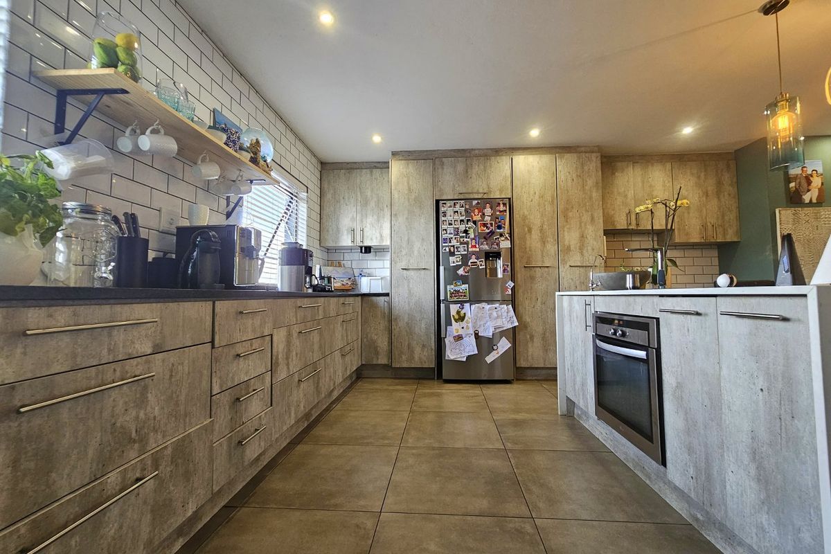 INVESTMENT PROPERTY:  ULTRA-MODERN BOUTIQUE HOME WITH 3 BEDROOMS AND 4 SECURE PARKINGS - Photo 3