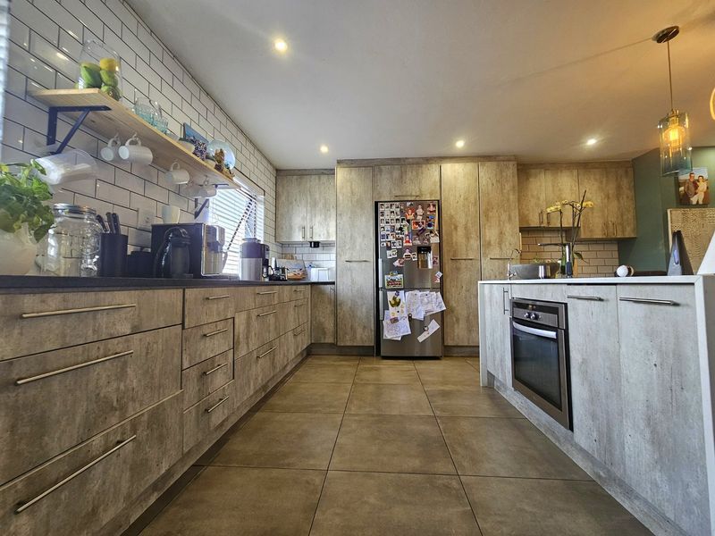 INVESTMENT PROPERTY:  ULTRA-MODERN BOUTIQUE HOME WITH 3 BEDROOMS AND 4 SECURE PARKINGS - Photo 3