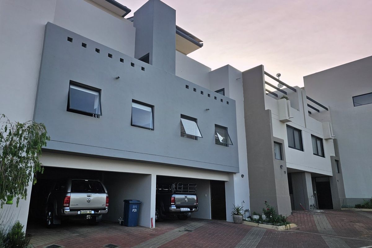 INVESTMENT PROPERTY:  ULTRA-MODERN BOUTIQUE HOME WITH 3 BEDROOMS AND 4 SECURE PARKINGS - Photo 2