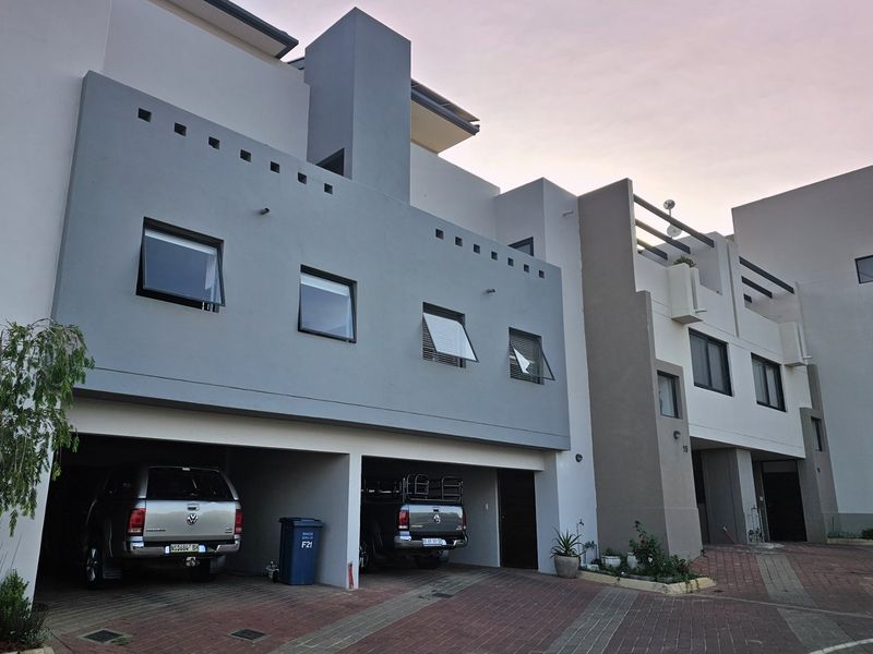 INVESTMENT PROPERTY:  ULTRA-MODERN BOUTIQUE HOME WITH 3 BEDROOMS AND 4 SECURE PARKINGS - Photo 2