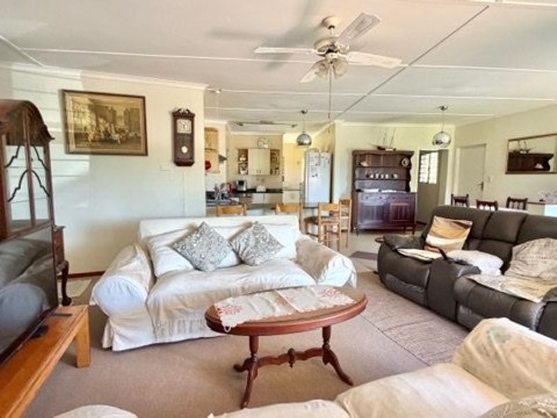 Spacious and Immaculate Townhouse in a Sought-After Uvongo Complex - Photo 8