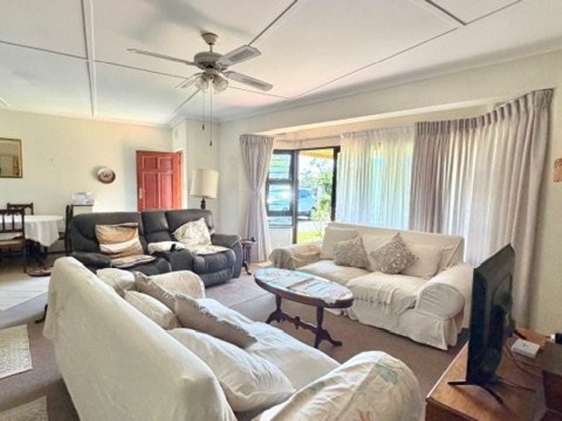 Spacious and Immaculate Townhouse in a Sought-After Uvongo Complex - Photo 10