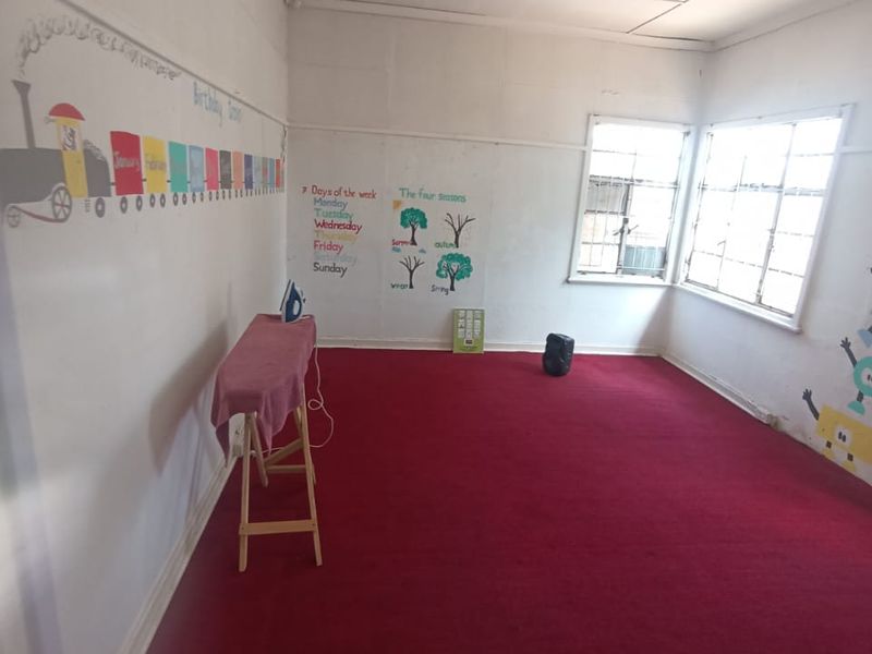 Large  4 bedroom 2 bathroom  Home - Photo 7