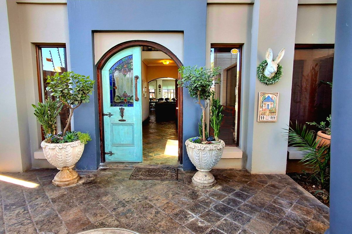 "Stunning 5-Bedroom Double-Storey Home with Vintage Charm in Secure Estate — Easy Access to Vaal Triangle and Johannesburg" - Photo 2